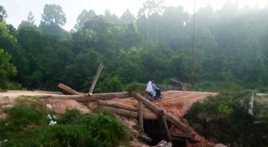 KONDISI jembatan air Kilong, di Desa Kilong Kecamatan Taliabu Barat, Pulau Taliabu sudah mulai rusak