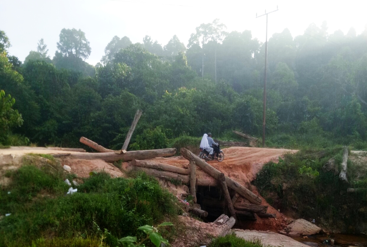 KONDISI jembatan air Kilong, di Desa Kilong Kecamatan Taliabu Barat, Pulau Taliabu sudah mulai rusak