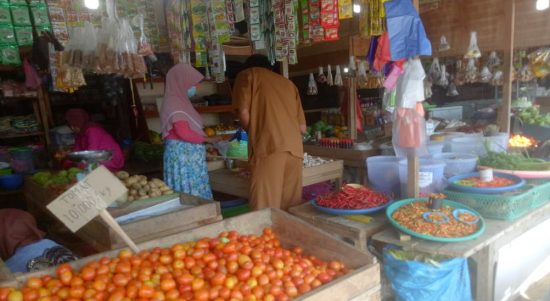 PEDAGANG barito di pasar, Kota Bobong, Pulau Taliabu