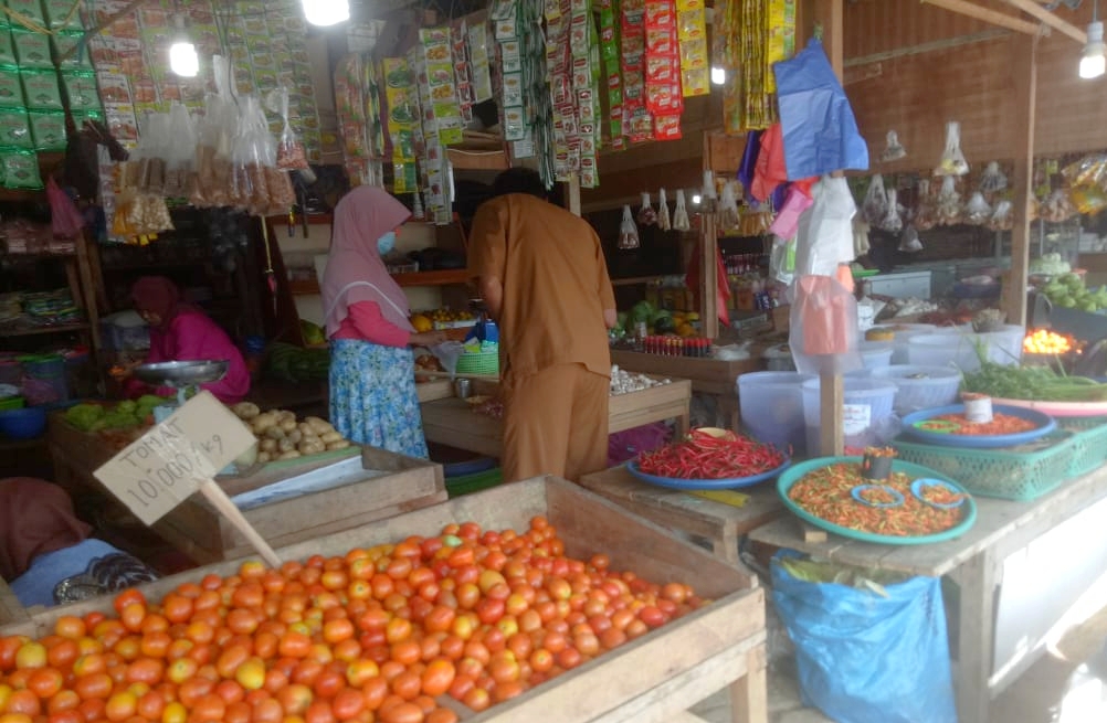 PEDAGANG barito di pasar, Kota Bobong, Pulau Taliabu