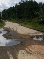 JALAN rusak menuju Pelabuhan Talo yang dikeluhan pengendara Bentor di Kabupaten Pulau Taliabu