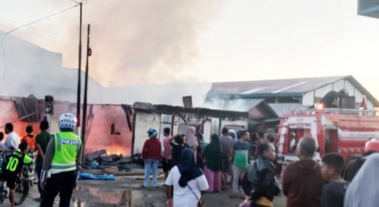 SUASANA kebakaran di Pasar Basanohi, di Desa Fogi Kecamatan Sanana, Kabupaten Kepulauan Sula