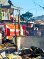 PETUGAS pemadam kebakaran di Kepsul saat melakukan pemadaman api di pasar Basanohi, Kecamatan Sanana, Minggu (23/1/202)