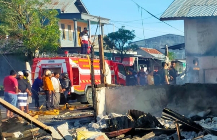 PETUGAS pemadam kebakaran di Kepsul saat melakukan pemadaman api di pasar Basanohi, Kecamatan Sanana, Minggu (23/1/202)