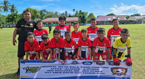 POSE bersama IM Ternate U-11, coach Chido dan anak asuhnya pada turnamen ASKAB Halut, Kamis (27/1/2022)