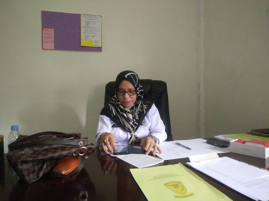 KEPALA Dinas Pemberdayaan Perempuan dan Perlindungan Anak (DP3A) Kabupaten Pulau Taliabu, Muhrida Donsi, Saat diwawancarai wartawan di ruang kerjanya Rabu, (23/2/2022).