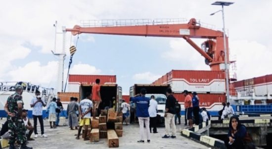 SUASANA bongkar muat di pelabuhan Malbufa, Kecamatan Sanana Utara, Kepsul pada Rabu (26/1/2022)