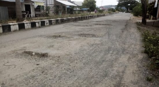 Kondisi jalan yang rusak di Pulau Taliabu, tepatnya dalam Kota Bobong