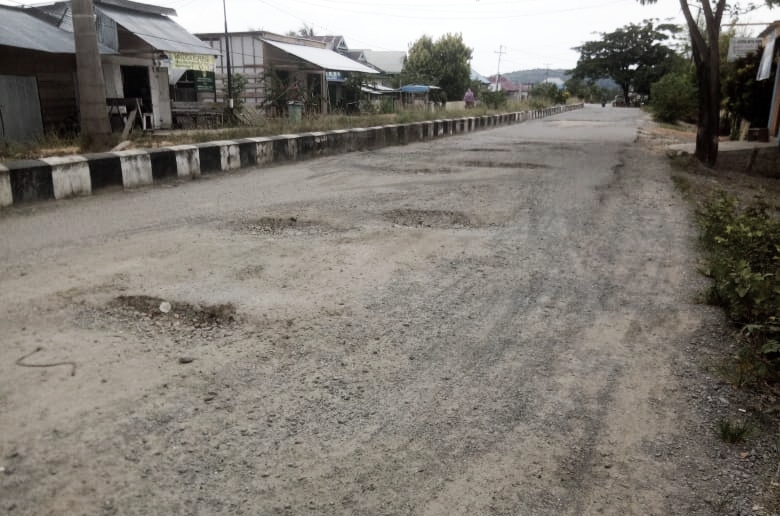 Kondisi jalan yang rusak di Pulau Taliabu, tepatnya dalam Kota Bobong