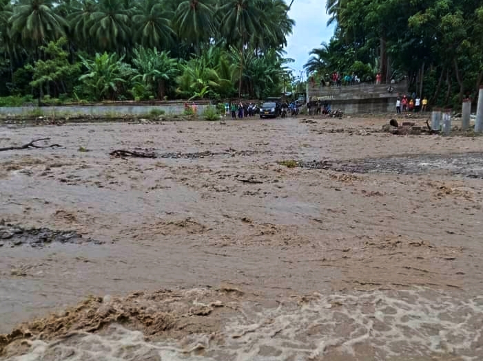 SUASANA kali Baleha saat banjir. Sebelum sampai ke lokasi FTW, harus melewati kali baleha