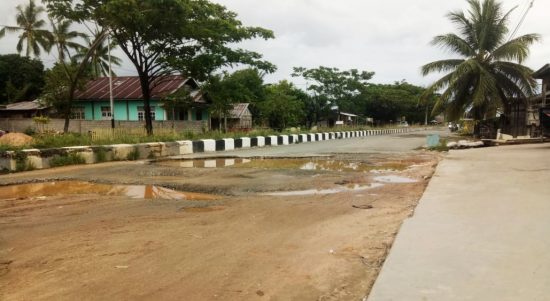 SUASANA air tergenang di lubang jalan rusak, tepatnya, depan salah satu toko bangunan di dusun Fagahu, Kabupaten Pulau Taliabu