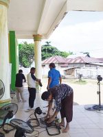 SUASANA bakti sosial di masjid raya Bobong, Pulau Taliabu oleh KNPI dan wartawan, Kamis (3¹/3/2002)