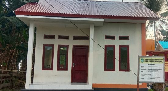 RUMAH dinas guru yang dikerjakan kontraktor Surahmat Duwila di Desa Wai Ina, Kepsul yang menyisakan masalah