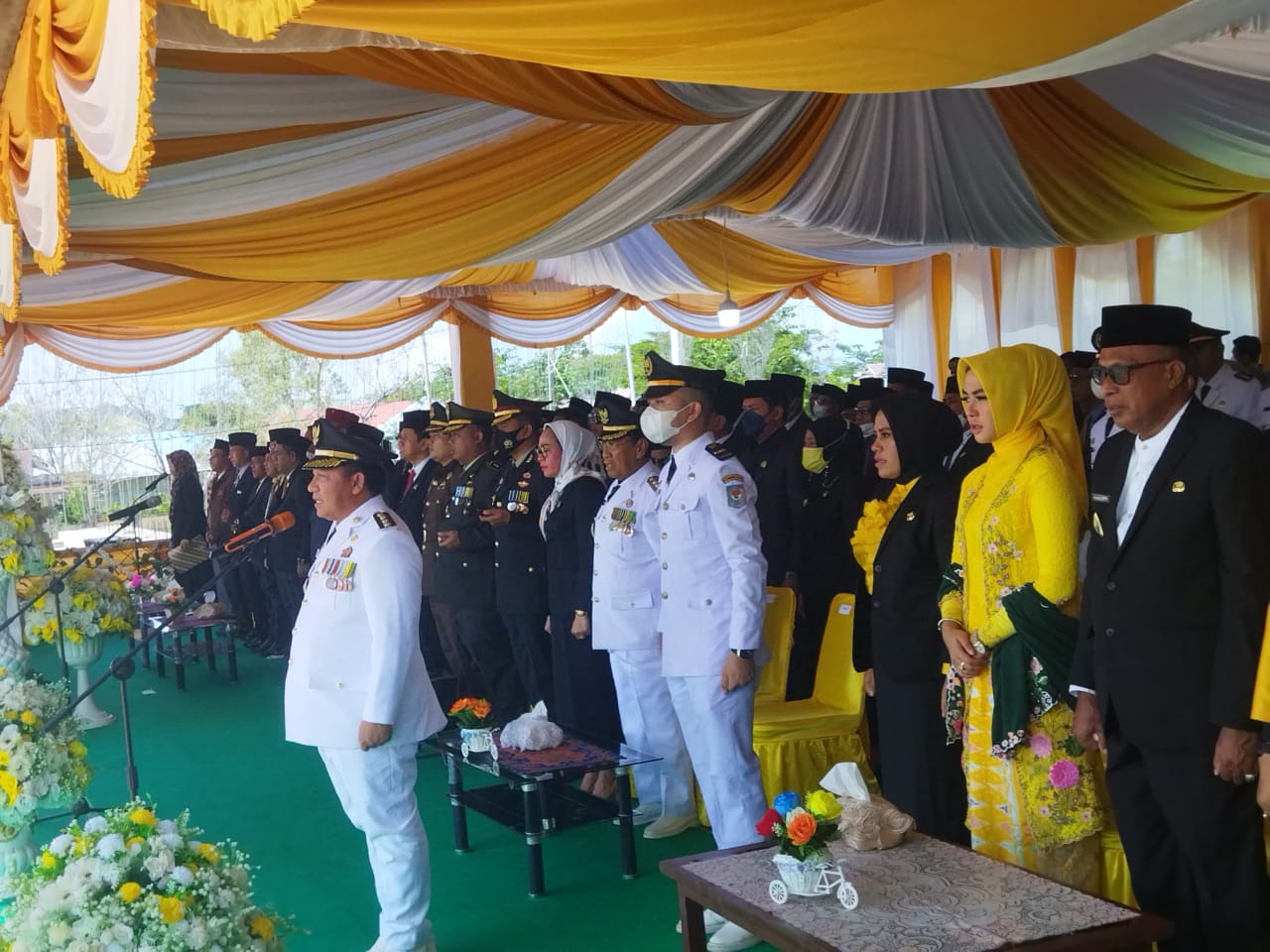 BUPATI Pulau Taliabu, Aliong Mus saat menjadi inspektur upacara hari ulang tahun kabupaten pulau taliabu ke-9 tahun, Jumat (22/4/2022)