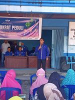 PLT partai Demokrat Kepulauan Sula, Hendrata Thes memberikan sambutan saat memberikan bantuan sembako, Jumat (29/42022)