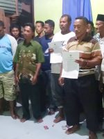 APARATUR Desa Waiboga, Kabupaten Kepulauan Sula menunjukkan surat pemecatan dari penjabat kepala desa