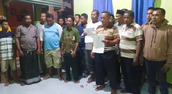 APARATUR Desa Waiboga, Kabupaten Kepulauan Sula menunjukkan surat pemecatan dari penjabat kepala desa