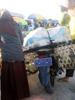 KEGIATAN jual beli kelapa muda di jalan pasar Bobong, Pulau Taliabu pada Senin (18/4/2022)