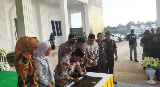 BUPATI Taliabu Aliong Mus (tengah) menandatangani prasasti, peresmian Kantor DPRD Taliabu Kamis 21/4/2022)