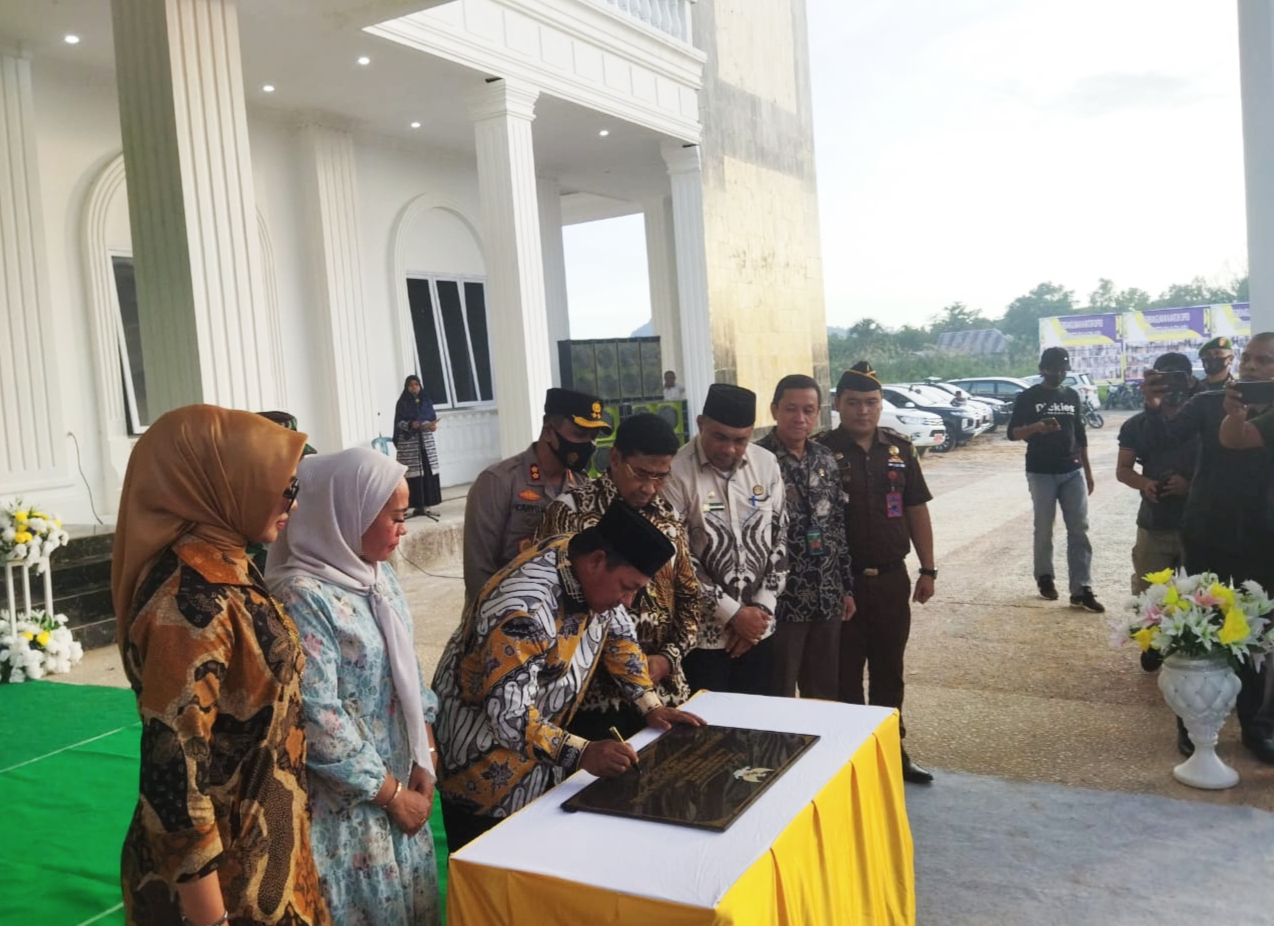 BUPATI Taliabu Aliong Mus (tengah) menandatangani prasasti, peresmian Kantor DPRD Taliabu Kamis 21/4/2022)