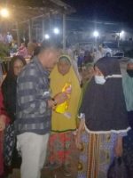 SUASANA KNPI Pulau Talibu berbagi santunan dengan janda dan anak yatim di kediaman ketua KNPI, Citra Sari Mus Senin (25/4/2022)