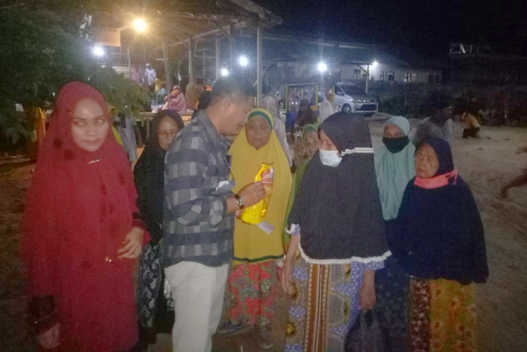 SUASANA KNPI Pulau Talibu berbagi santunan dengan janda dan anak yatim di kediaman ketua KNPI, Citra Sari Mus Senin (25/4/2022)