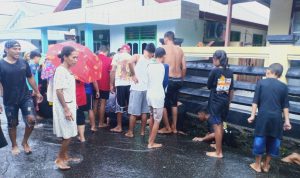 WARGA Kalumpang, Kota Ternate berkerumun melihat bocah empat tahun yang terseret banjir selokan, Selasa (10/5/2022)