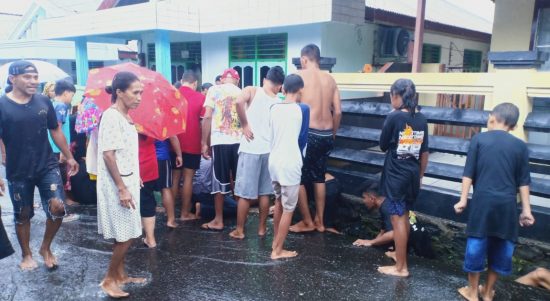 WARGA Kalumpang, Kota Ternate berkerumun melihat bocah empat tahun yang terseret banjir selokan, Selasa (10/5/2022)