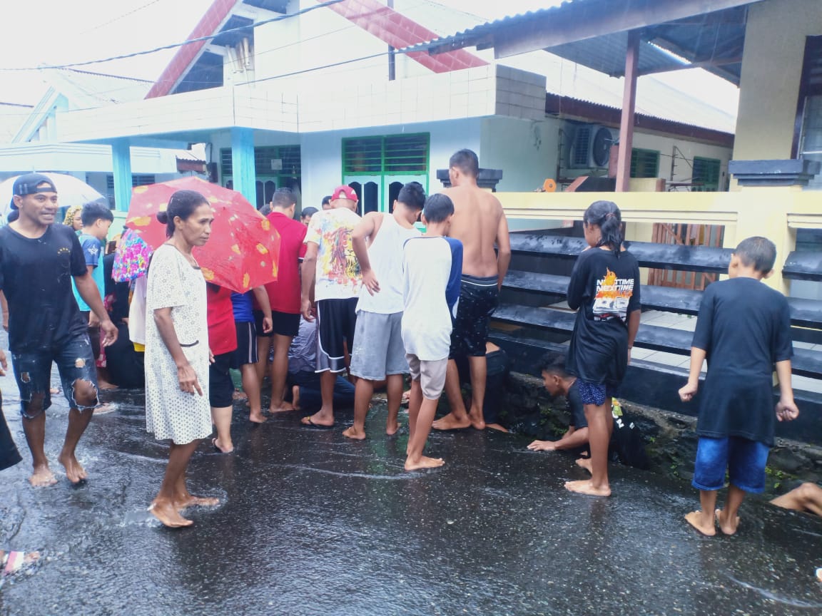 WARGA Kalumpang, Kota Ternate berkerumun melihat bocah empat tahun yang terseret banjir selokan, Selasa (10/5/2022)