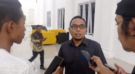 SEKRETARIS Dewan Pulau Taliabu, Amrul Badal saat diwawancara wartawan Jum’at (20/5/2022)