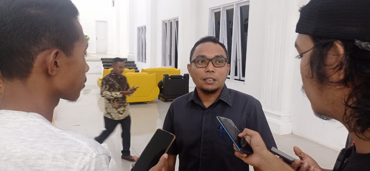 SEKRETARIS Dewan Pulau Taliabu, Amrul Badal saat diwawancara wartawan Jum’at (20/5/2022)