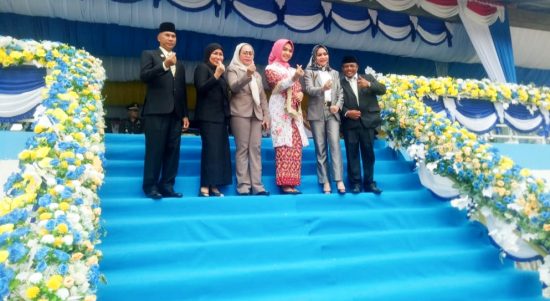 ISTRI Bupati Taliabu (kebaya) pose bersama pejabat Pemkab Taliabu di upacara Hardiknas, Jumat (13/5/2022)