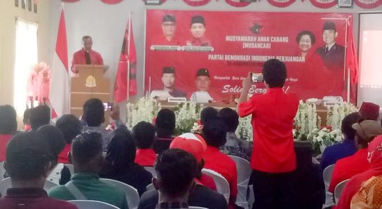 KETUA DPD PDI-P Maluku Utara Muhammad Sinen memberikan sambutan pada acara pembukaan Musancab se-Pulau Taliabu, Sabtu 14/5/2022)