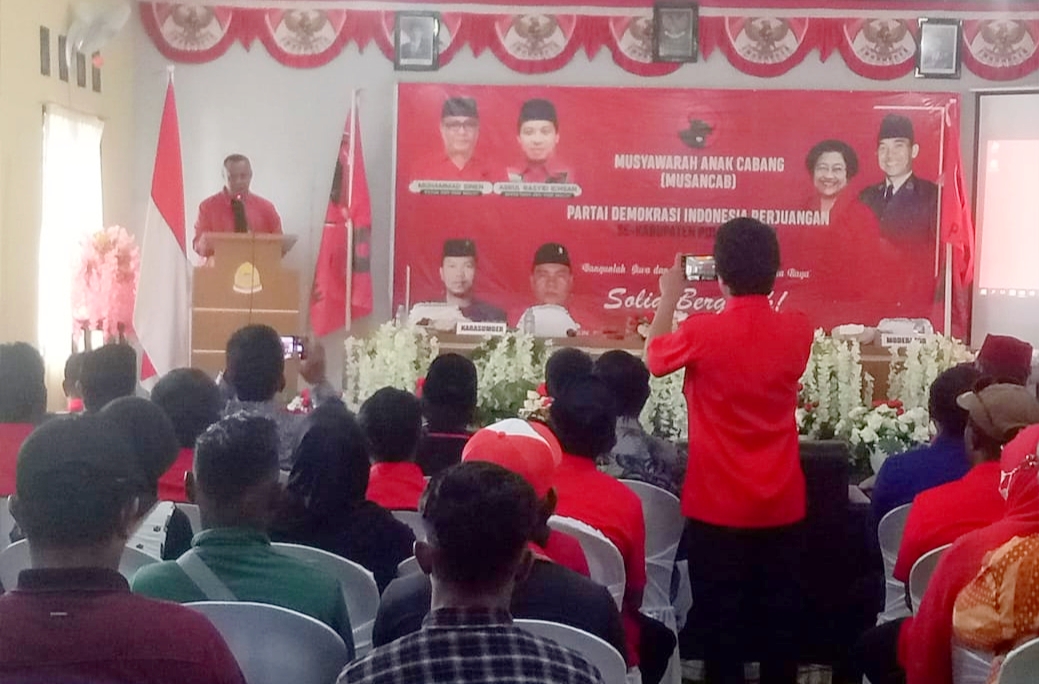 KETUA DPD PDI-P Maluku Utara Muhammad Sinen memberikan sambutan pada acara pembukaan Musancab se-Pulau Taliabu, Sabtu 14/5/2022)