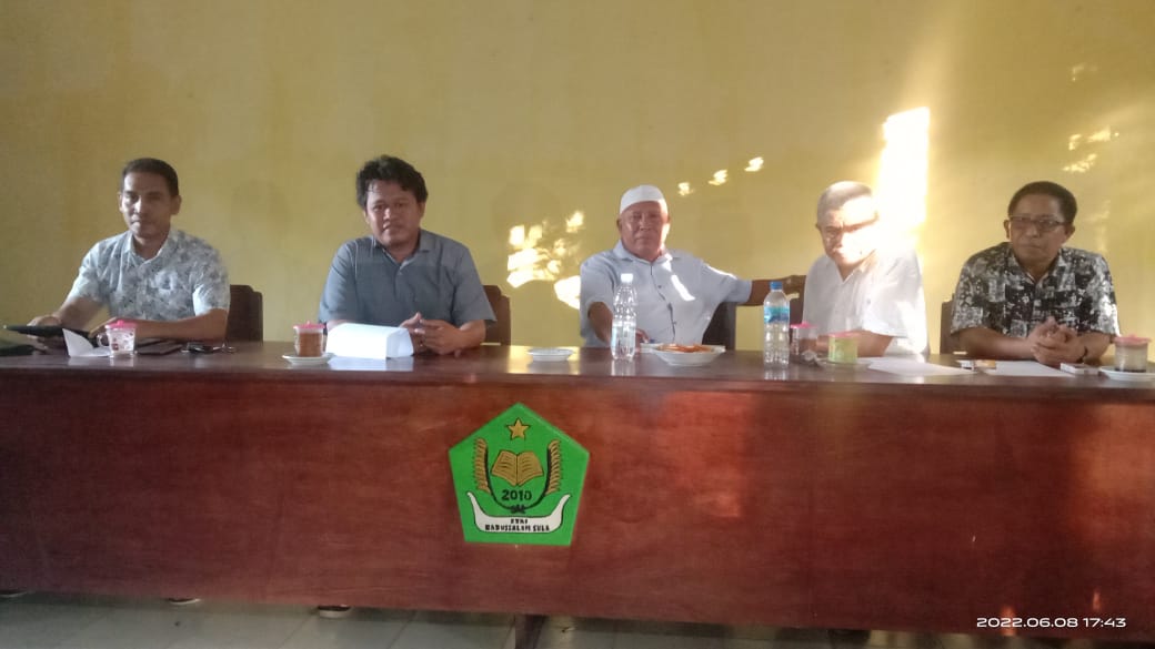 KETUA STAI Babussalam Sula, Sahrul Takim (tengah, kameja putih) didampingi wakil ketua III Amirudin Yakseb dan petinggi kampus lainnya saat menyampaikan sikap terhadap pernyataan wakil bupati Hi. Saleh Marasabessy atas konflik di Sula beberapa hari lalu