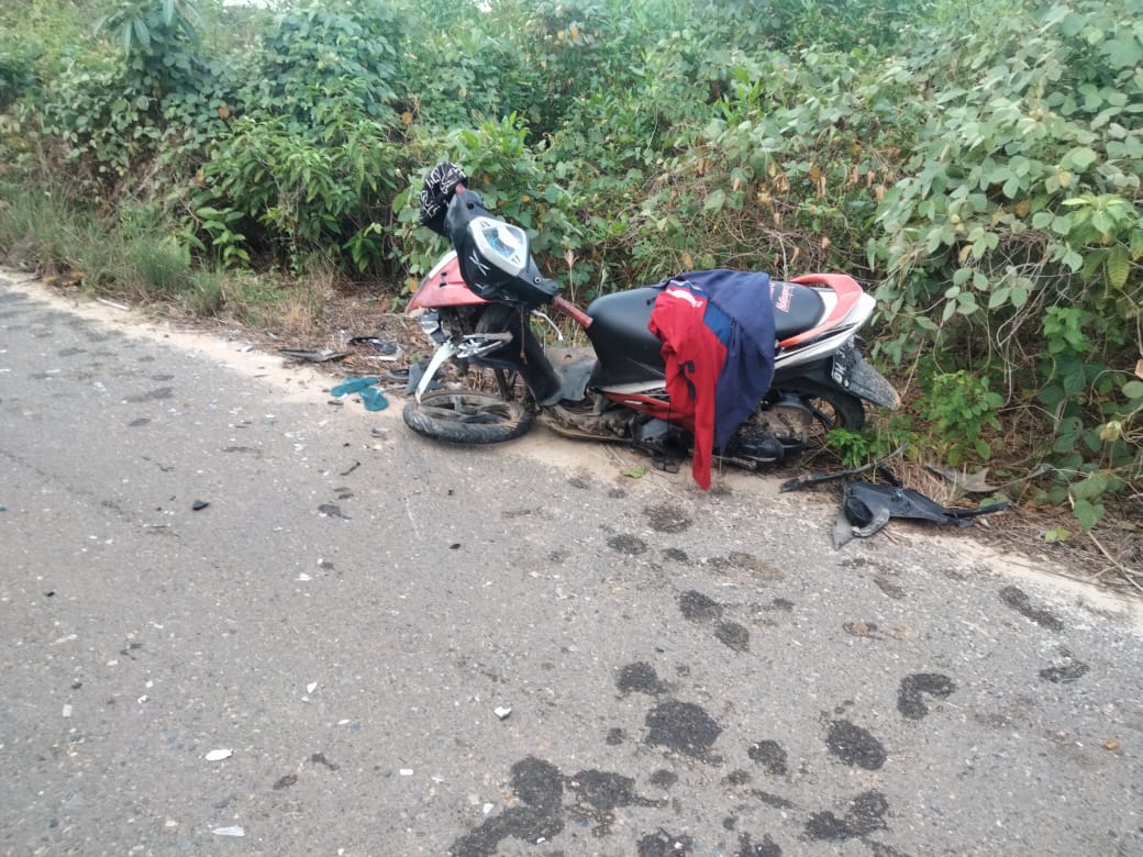 KENDARAAN roda dua (motor) miliki salah satu korban, yang masih terparkir di tempat kejadian perkara (TKP)