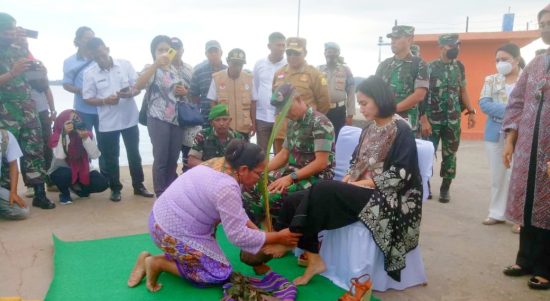 PANGLIMA Komando Daerah militer (Pangdam) XVI Pattimura Maluku, Mayjen TNI Richard Horja Taruri Tampubolon dan istri diterima dengan adat injak tanah saat melakukan Kunjungan Kerja (kuker) di Kabupaten Pulau Taliabu, Rabu (8/6/2022).