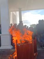 MAHASISWA dan Dosen STAI Babussalam Sula bakar Mobiler kantor bupati, Kamis (9/6/2022)