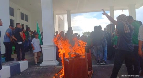 MAHASISWA dan Dosen STAI Babussalam Sula bakar Mobiler kantor bupati, Kamis (9/6/2022)