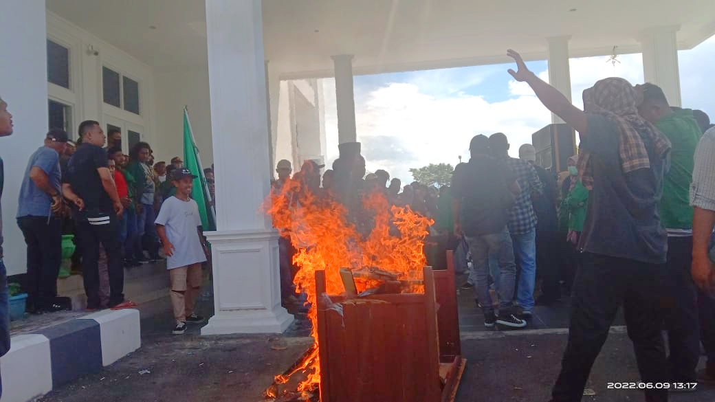 MAHASISWA dan Dosen STAI Babussalam Sula bakar Mobiler kantor bupati, Kamis (9/6/2022)