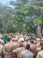 SUASANA demonstrasi BEM STAI Babussalam Sula di Kantor Bupati Kepsul, Senin (13/6/2022)