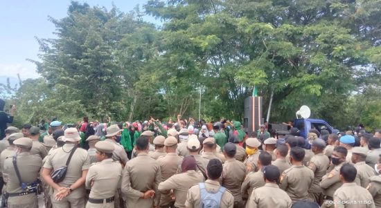 SUASANA demonstrasi BEM STAI Babussalam Sula di Kantor Bupati Kepsul, Senin (13/6/2022)