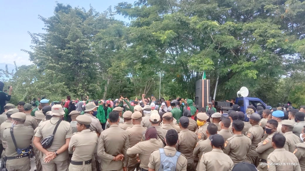 SUASANA demonstrasi BEM STAI Babussalam Sula di Kantor Bupati Kepsul, Senin (13/6/2022)