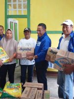 KETUA DPW PAN Malut Iskandar Idrus, didampingi ketua DPD PAN Kepsul Hi. Safi Pawah dan pengurusnya menyerahkan bantuan kepada korban banjir bandang di Desa Baleha, Kepsul pada, Rabu (29/6/2022)