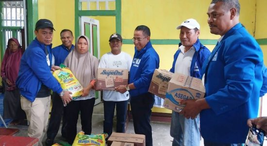 KETUA DPW PAN Malut Iskandar Idrus, didampingi ketua DPD PAN Kepsul Hi. Safi Pawah dan pengurusnya menyerahkan bantuan kepada korban banjir bandang di Desa Baleha, Kepsul pada, Rabu (29/6/2022)