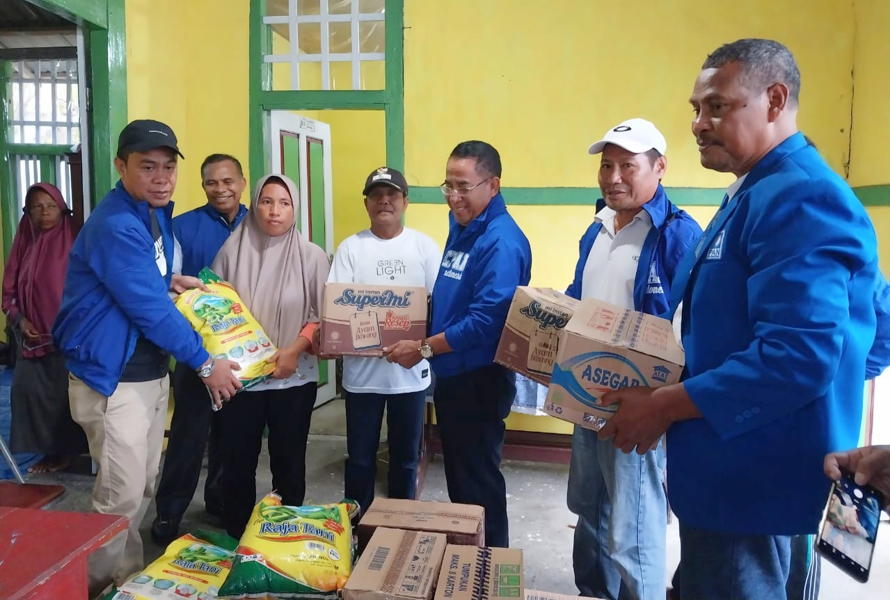 KETUA DPW PAN Malut Iskandar Idrus, didampingi ketua DPD PAN Kepsul Hi. Safi Pawah dan pengurusnya menyerahkan bantuan kepada korban banjir bandang di Desa Baleha, Kepsul pada, Rabu (29/6/2022)