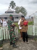 MASYARAKAT Desa Holbota, Kecamatan Taliabu Barat Kabupaten Taliabu, tampak salaman usai melaksanakan salat idul adha pada, Kamis (7/7/2022)