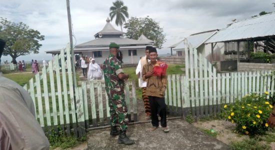 MASYARAKAT Desa Holbota, Kecamatan Taliabu Barat Kabupaten Taliabu, tampak salaman usai melaksanakan salat idul adha pada, Kamis (7/7/2022)