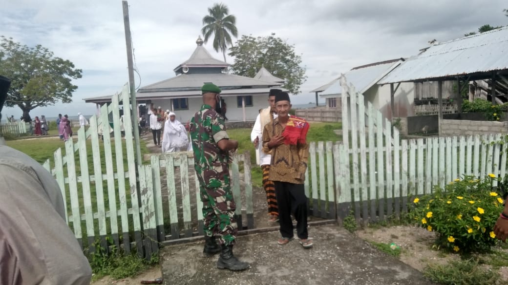 MASYARAKAT Desa Holbota, Kecamatan Taliabu Barat Kabupaten Taliabu, tampak salaman usai melaksanakan salat idul adha pada, Kamis (7/7/2022)