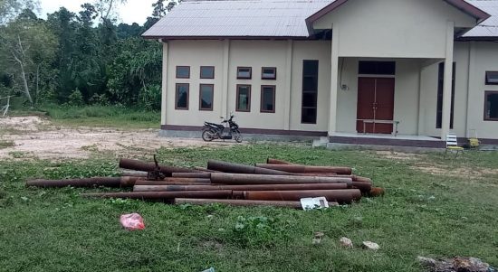 BARANG bukti berupa tiang listrik milik PLN yang dicuri terduga SY